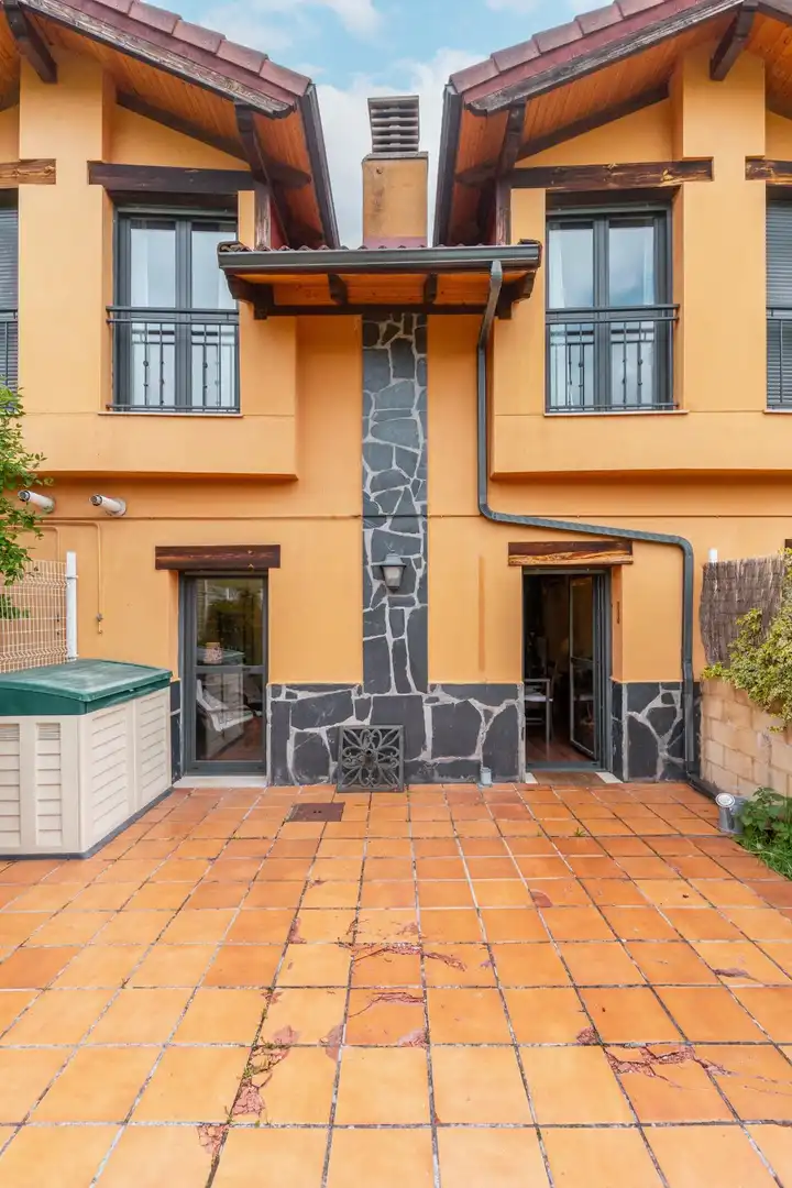 Vista exterior de Casa adosada en venda en Puebla de Lillo amb Calefacció, Jardí privat i Terrassa
