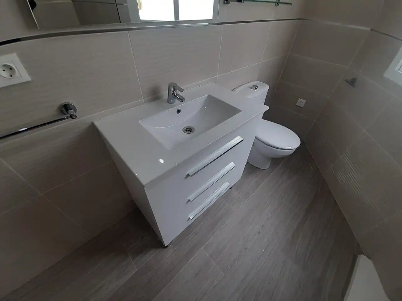 Baño de Ático en venta en Dos Hermanas con Aire acondicionado, Terraza y Alarma