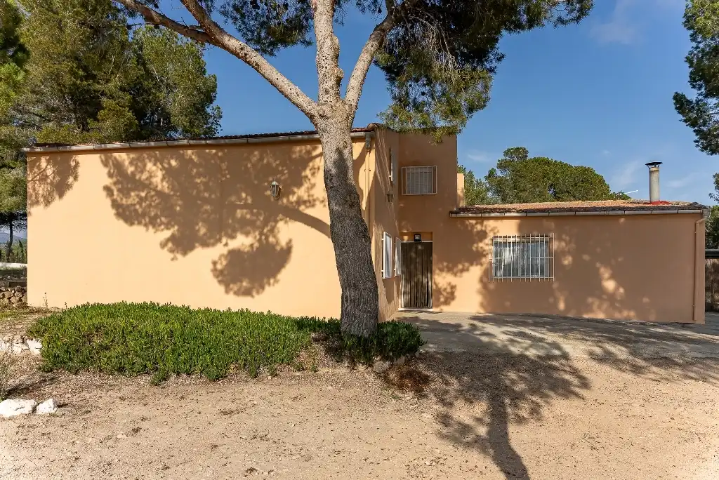 Vista exterior de Casa o chalet en venta en Castalla con Jardín privado, Piscina y Amueblado