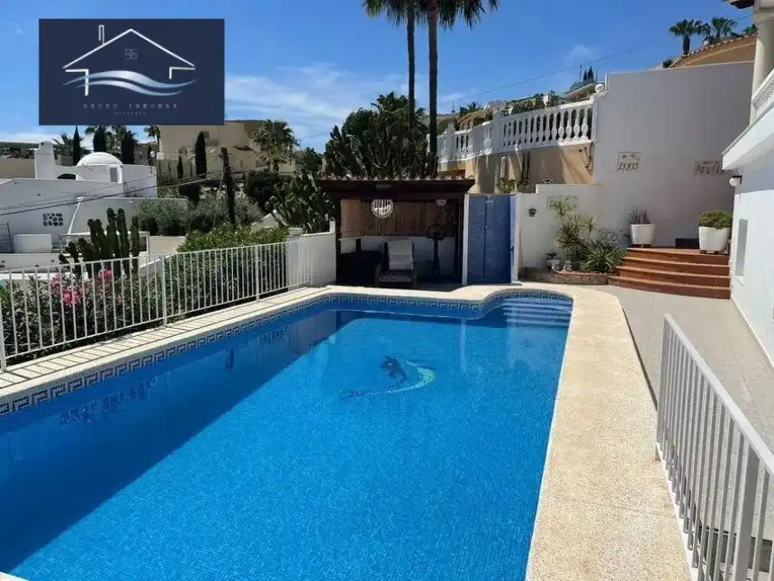 Piscina de Casa o xalet en venda en El Campello amb Aire condicionat, Calefacció i Jardí privat