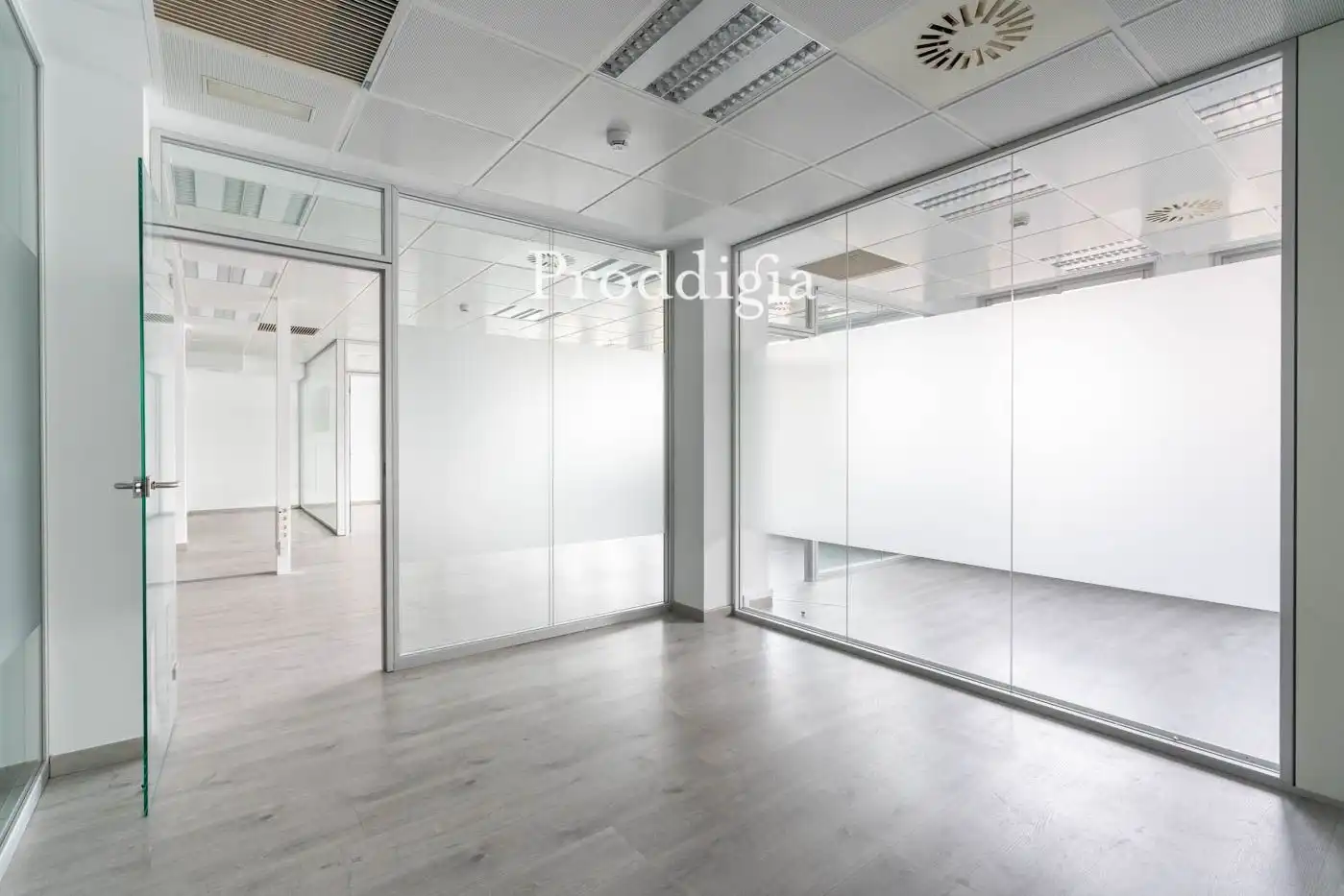 Büro zur Miete in Barcelona mit Klimaanlage, Heizung und Alarm