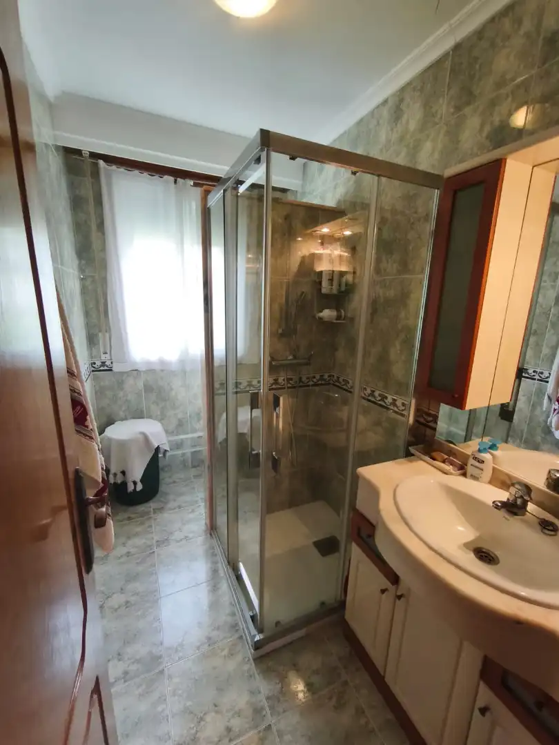 Bathroom of Houses for sale in Toén  with Heating, Private garden and Parquet flooring