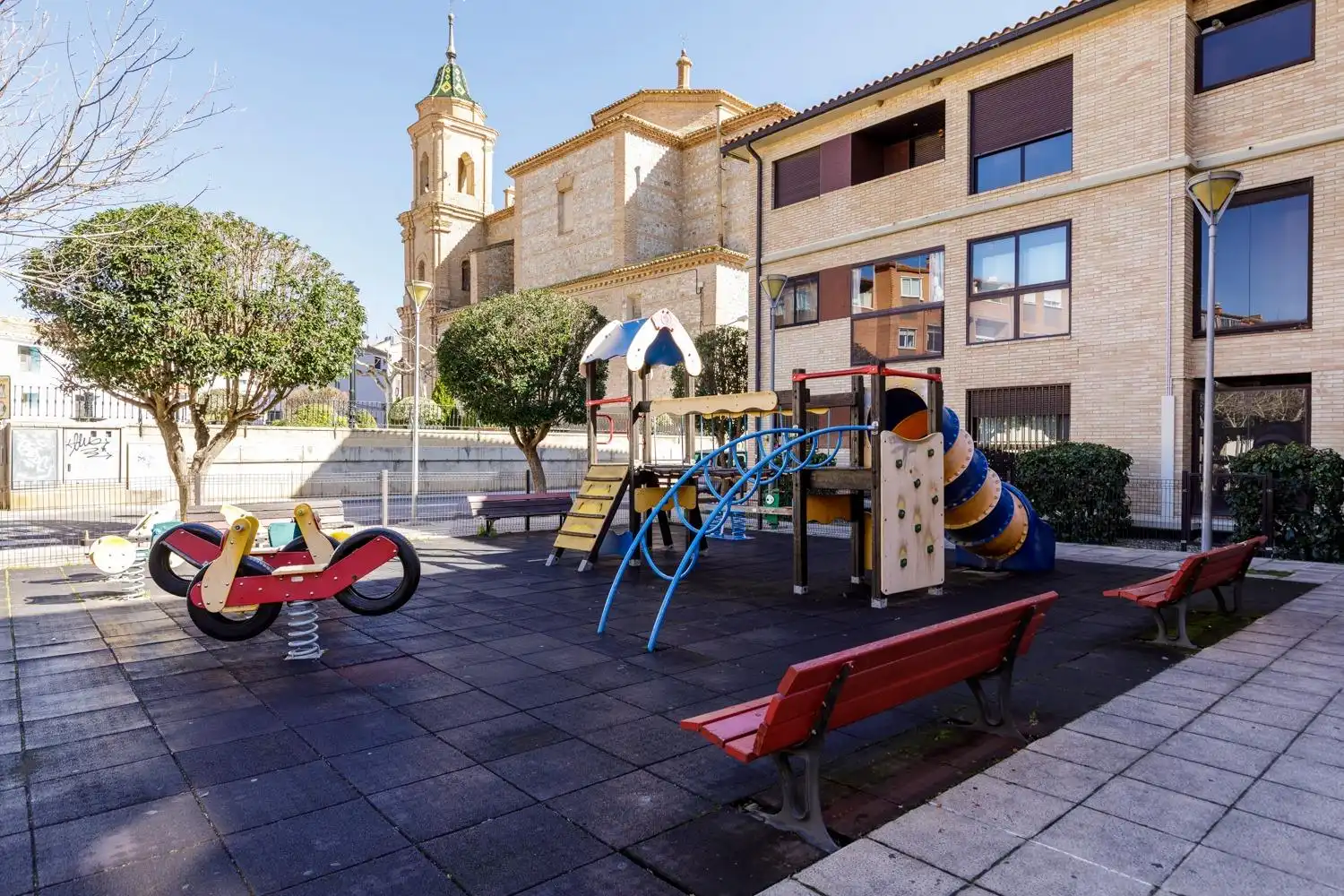 Vista exterior de Casa adosada en venda en María de Huerva amb Calefacció, Jardí privat i Terrassa