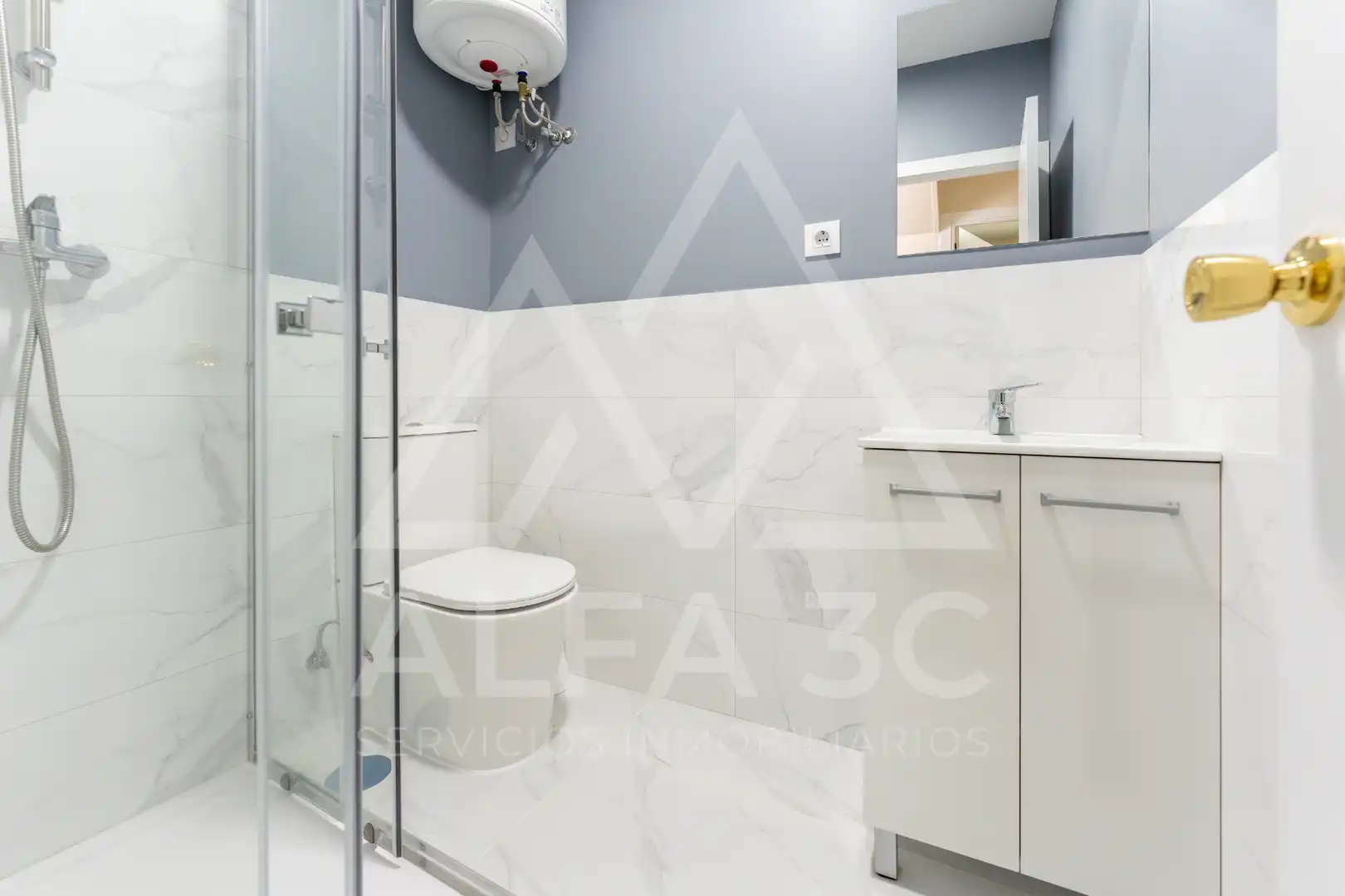 Badezimmer von Wohnung zum Verkauf in Miraflores de la Sierra mit Heizung, Terrasse und Ofen