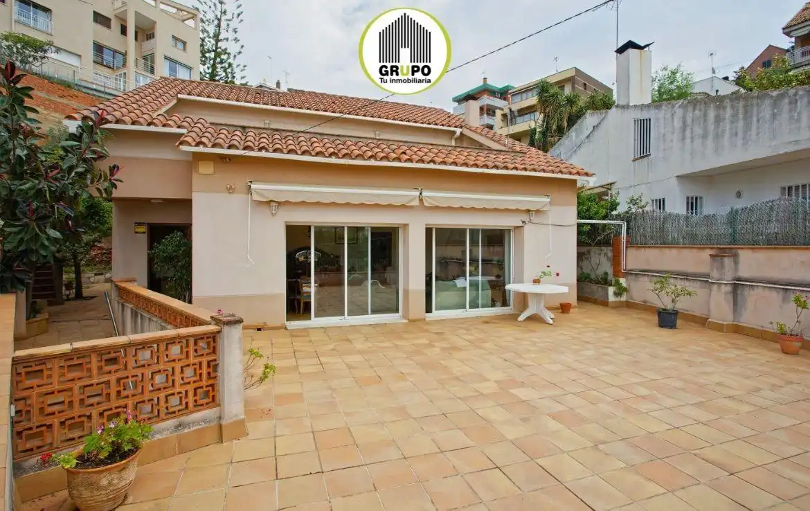 Vista exterior de Casa o xalet en venda en Esplugues de Llobregat amb Calefacció i Jardí privat