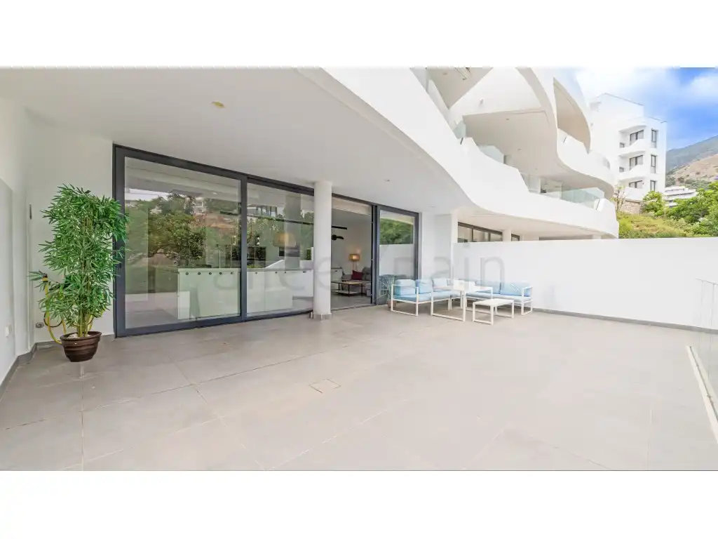 Terrassa de Apartament en venda en Fuengirola amb Jardí privat, Moblat i Piscina comunitària