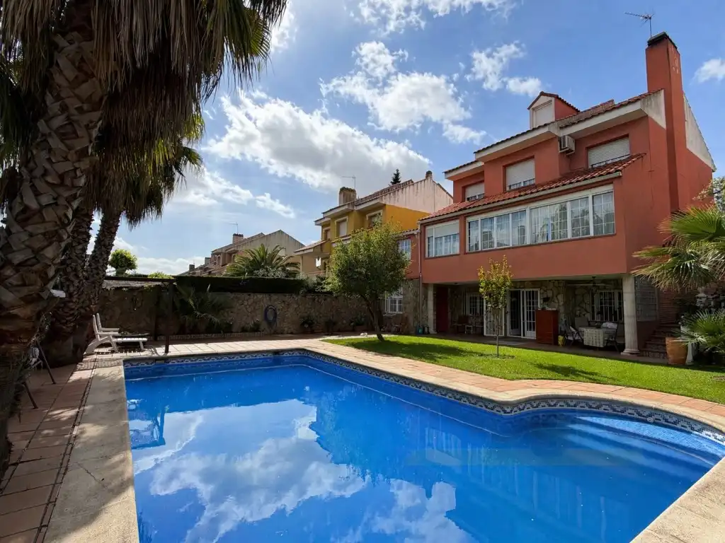 Swimming pool of Houses for sale in Moraleja de Enmedio