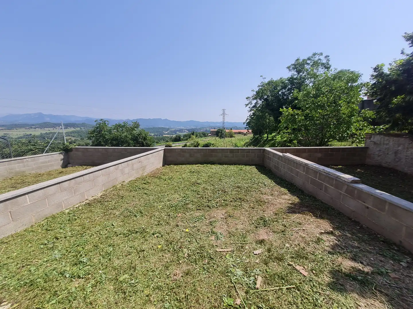 Einfamilien-Reihenhaus zum Verkauf in Casserres mit Klimaanlage, Heizung und Privatgarten