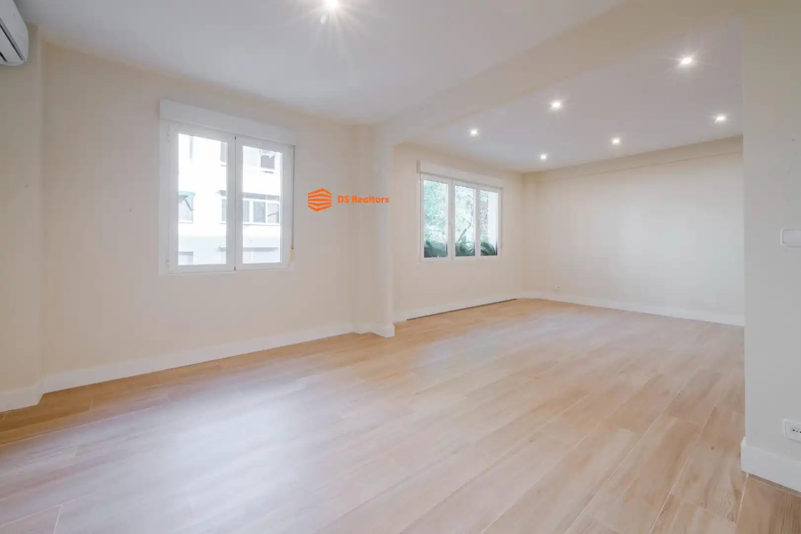 Flat with lift for sale in Avenida BRUSELAS 48, imagen 2