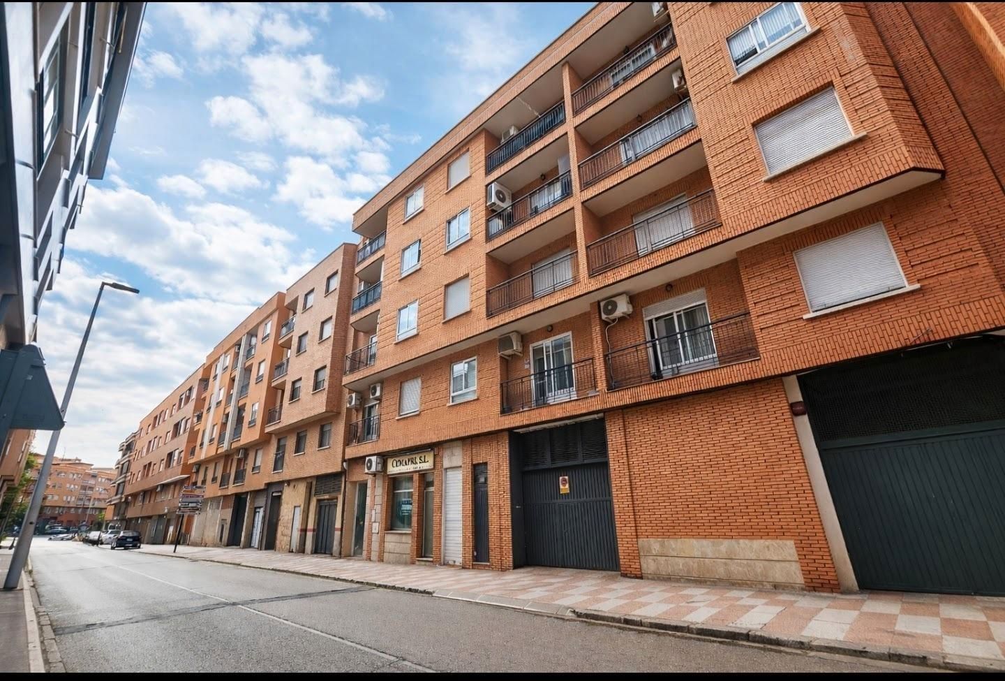 Vista exterior de Pis en venda en Puertollano amb Calefacció, Terrassa i Balcó