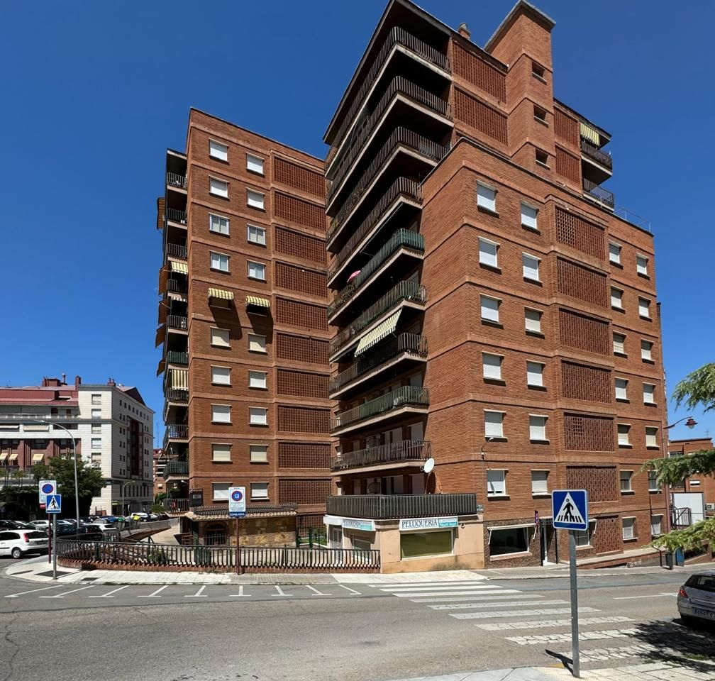 Vista exterior de Pis en venda en Guadalajara Capital amb Parquet i Terrassa