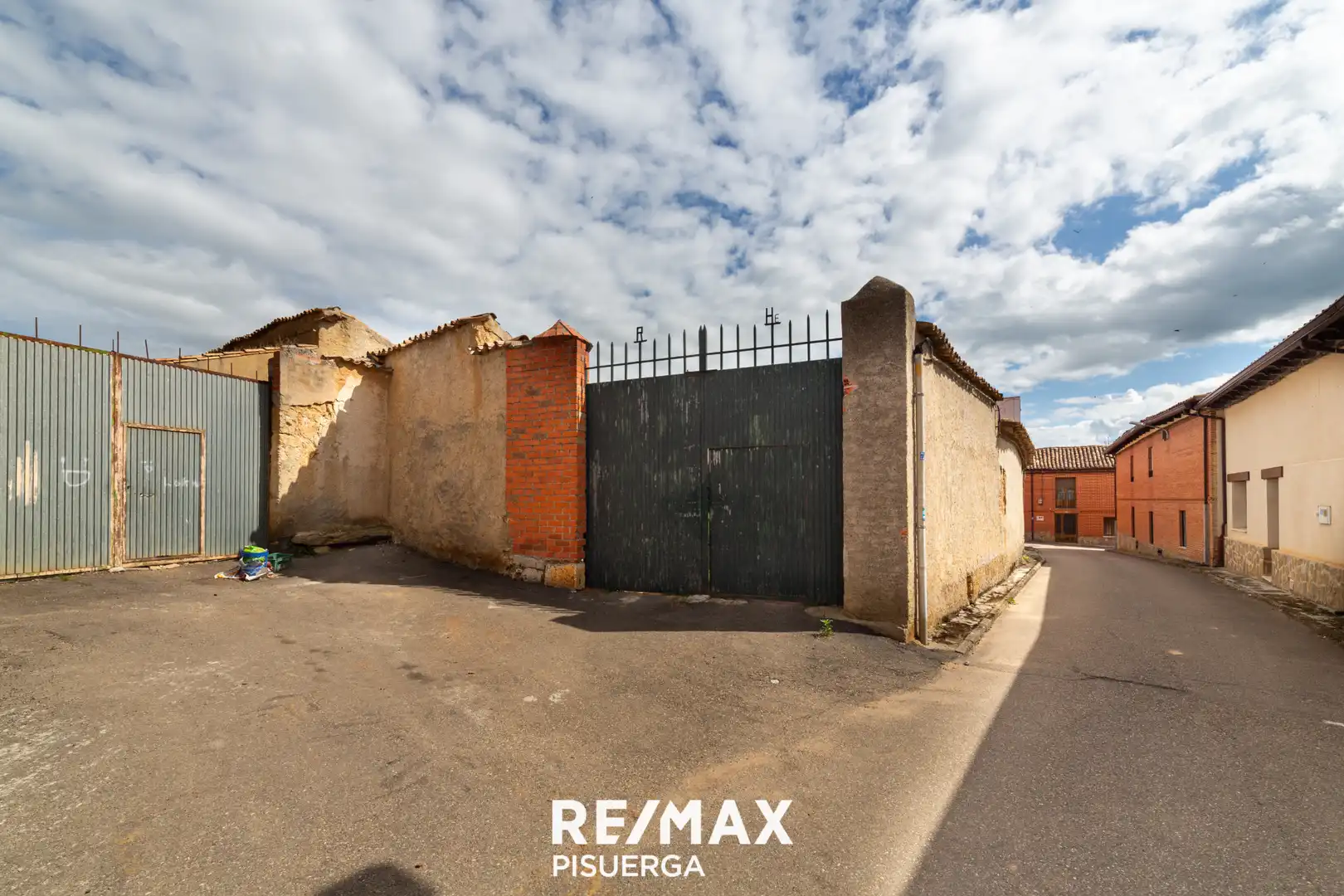 Exterior view of Houses for sale in Tordehumos  with Private garden, Terrace and Storage room