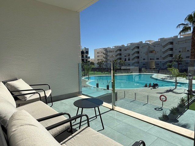 Piscina de Apartament en venda en Guardamar del Segura amb Terrassa i Moblat