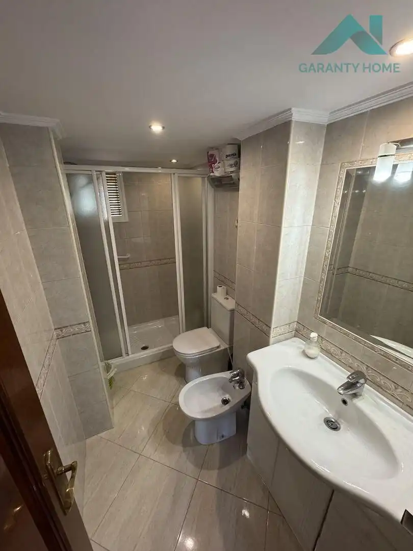 Baño de Piso de alquiler en Sevilla con Aire acondicionado, Calefacción y Parquet