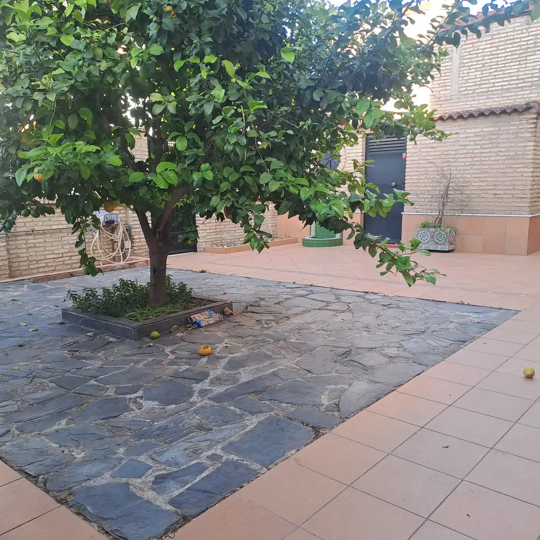 Jardí de Casa adosada en venda en Dos Hermanas amb Aire condicionat, Traster i Piscina comunitària