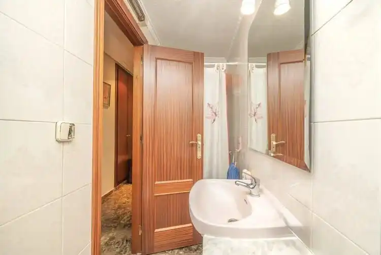 Baño de Piso en venta en Benidorm con Terraza, Amueblado y Piscina comunitaria