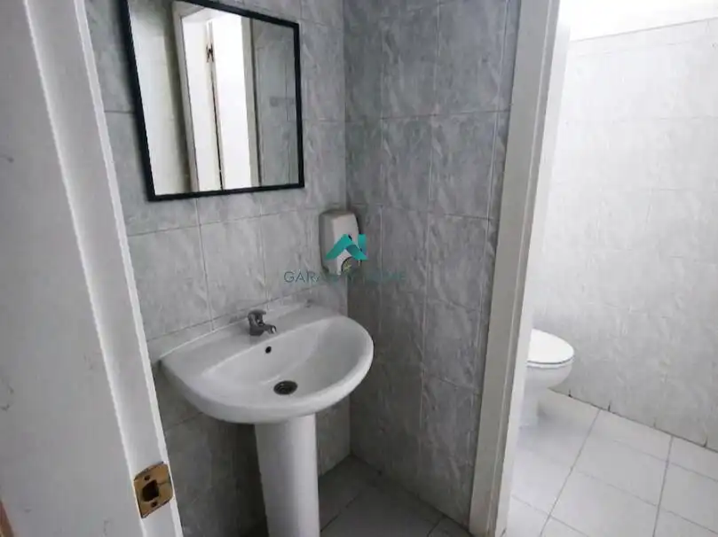 Baño de Oficina de alquiler en Getafe con Aire acondicionado