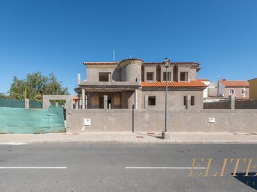 Chalet con piscina en venta en Calle CALDERON DE LA BARCA 4