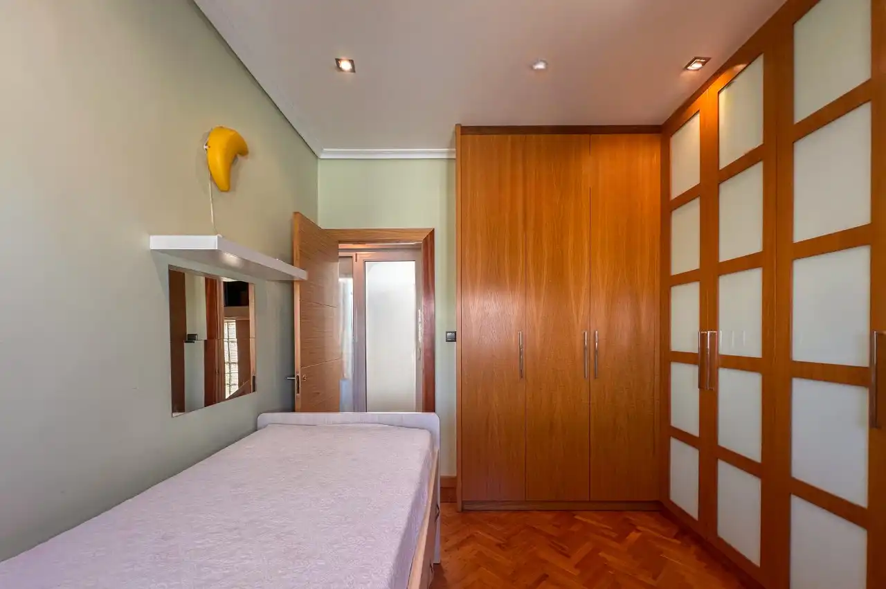 Habitación de Dúplex en venta en Santa Cruz de Bezana con Calefacción y Amueblado