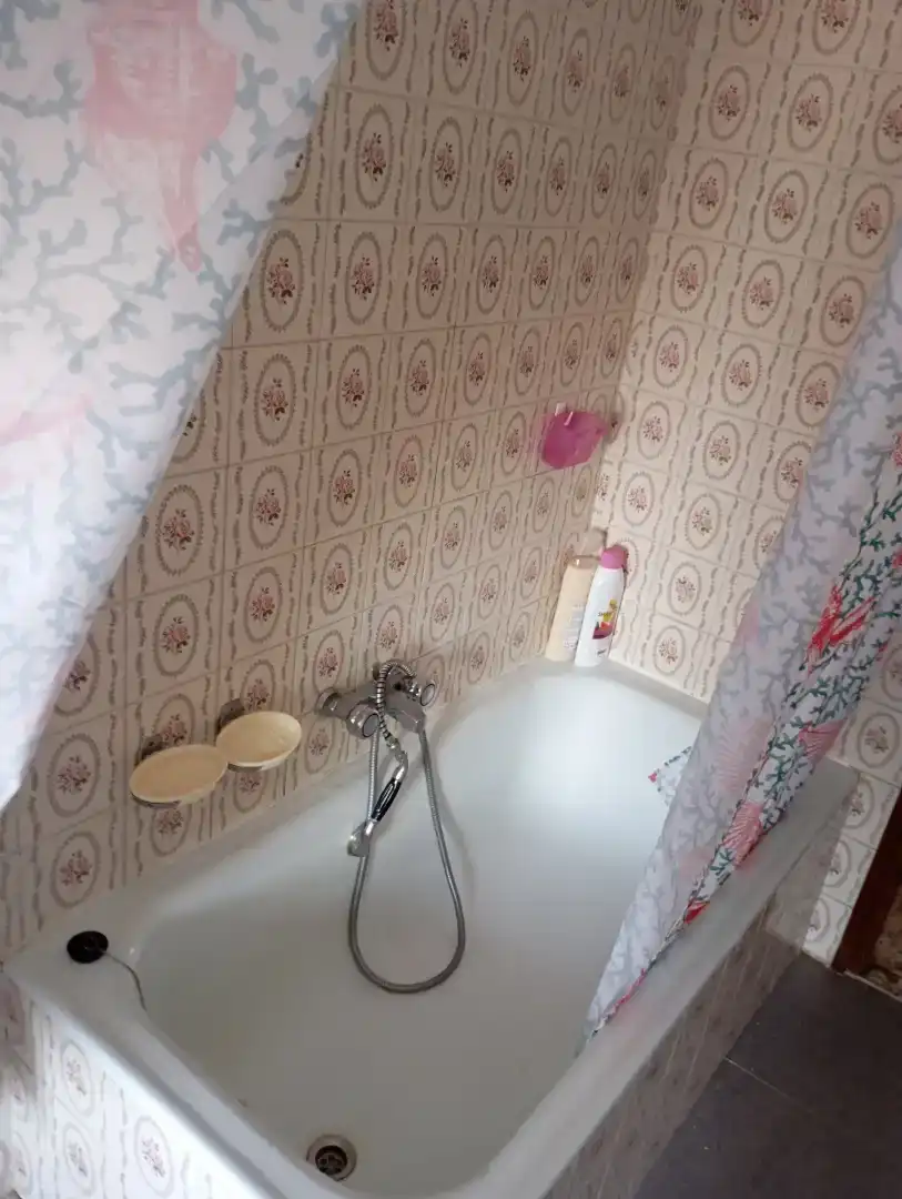 Badezimmer von Wohnung zur Miete in Benavides mit Waschmaschine, Mikrowelle und Fernseher