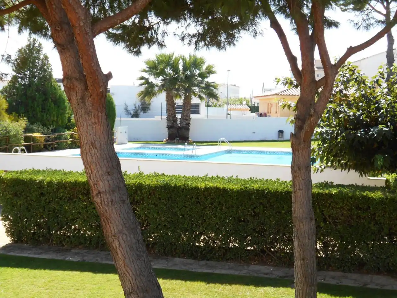 Piscina de Piso en venta en L'Escala con Terraza, Amueblado y Piscina comunitaria