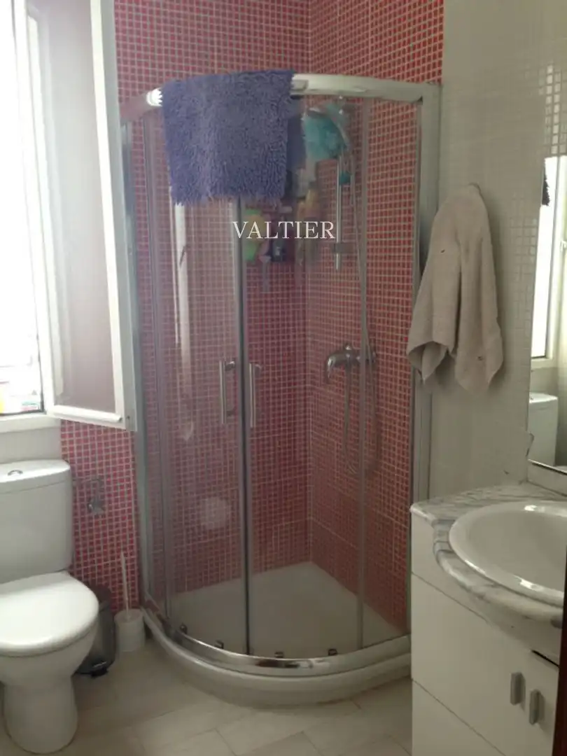 Badezimmer von Wohnung zur Miete in Madrid mit Abstellraum und Möbliert