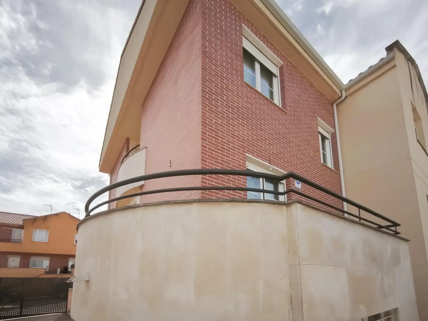 Vista exterior de Casa adosada en venda en Villaquilambre amb Terrassa i Balcó