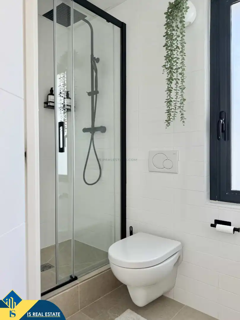 Bany de Casa o xalet en venda en Alicante / Alacant amb Terrassa, Piscina i Moblat