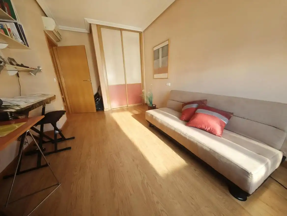 Habitación de Piso en venta en Plasencia con Aire acondicionado, Terraza y Amueblado