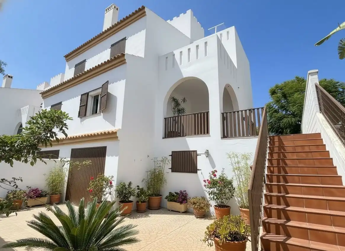 Vista exterior de Casa adosada en venda en Sanlúcar de Barrameda