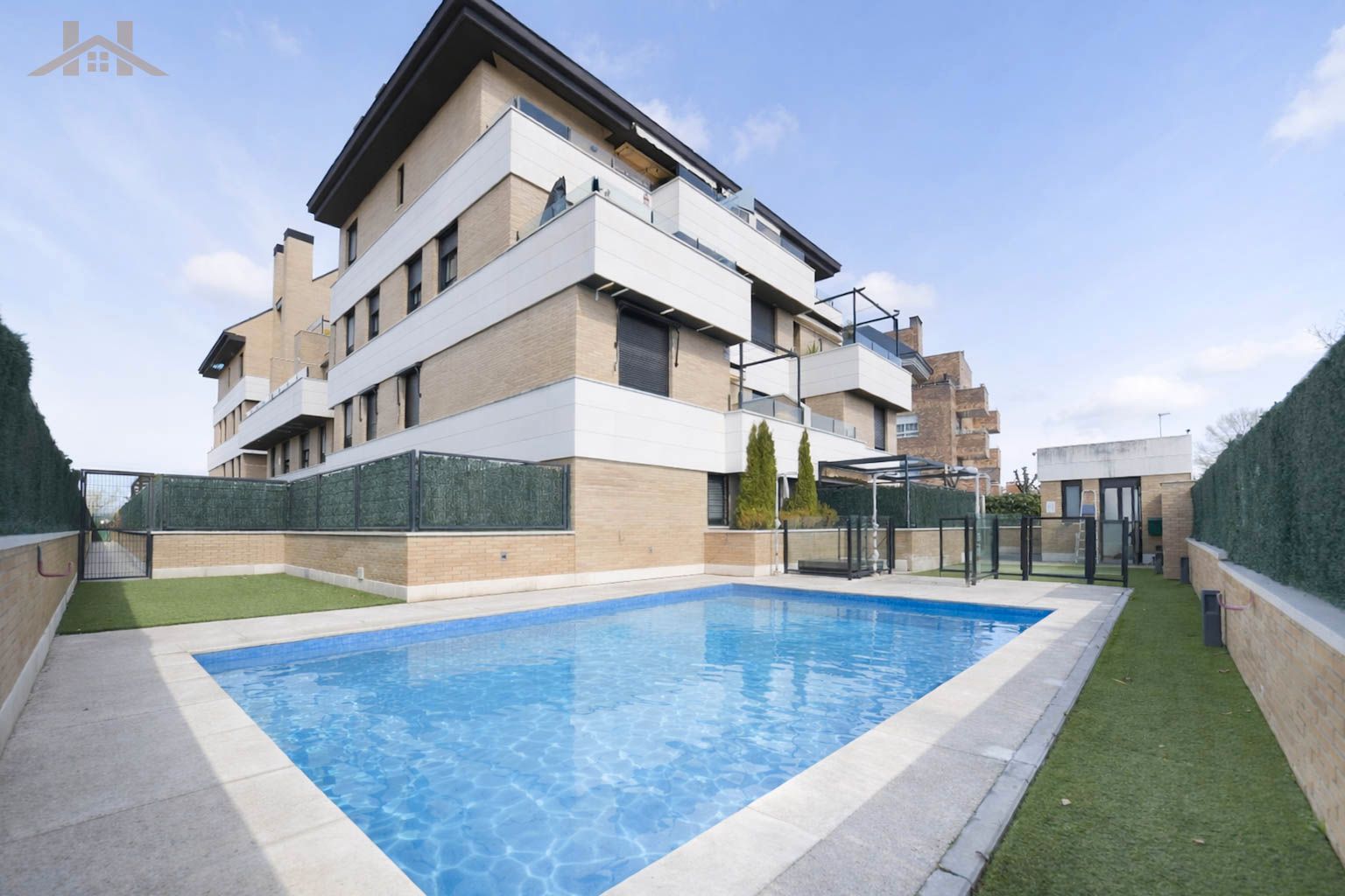 Swimming pool of Flat for sale in Majadahonda  with Air Conditioner, Heating and Terrace