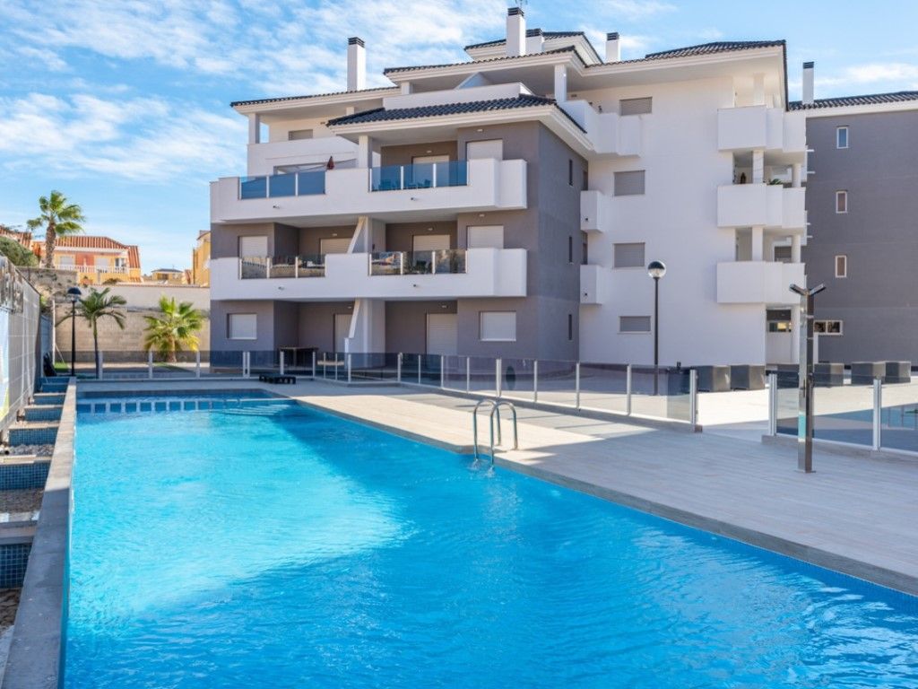 Piscina de Apartament en venda en Orihuela amb Aire condicionat, Terrassa i Moblat