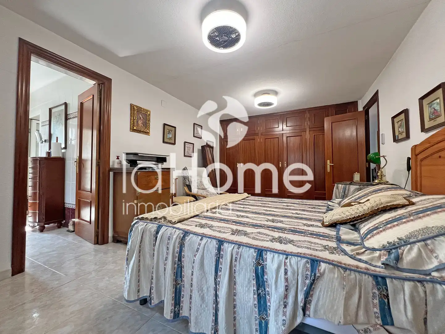 Schlafzimmer von Haus oder Chalet zum Verkauf in Paterna mit Klimaanlage, Privatgarten und Parkett