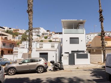 Casa aparellada amb balcó en venda a Bailén - Miraflores