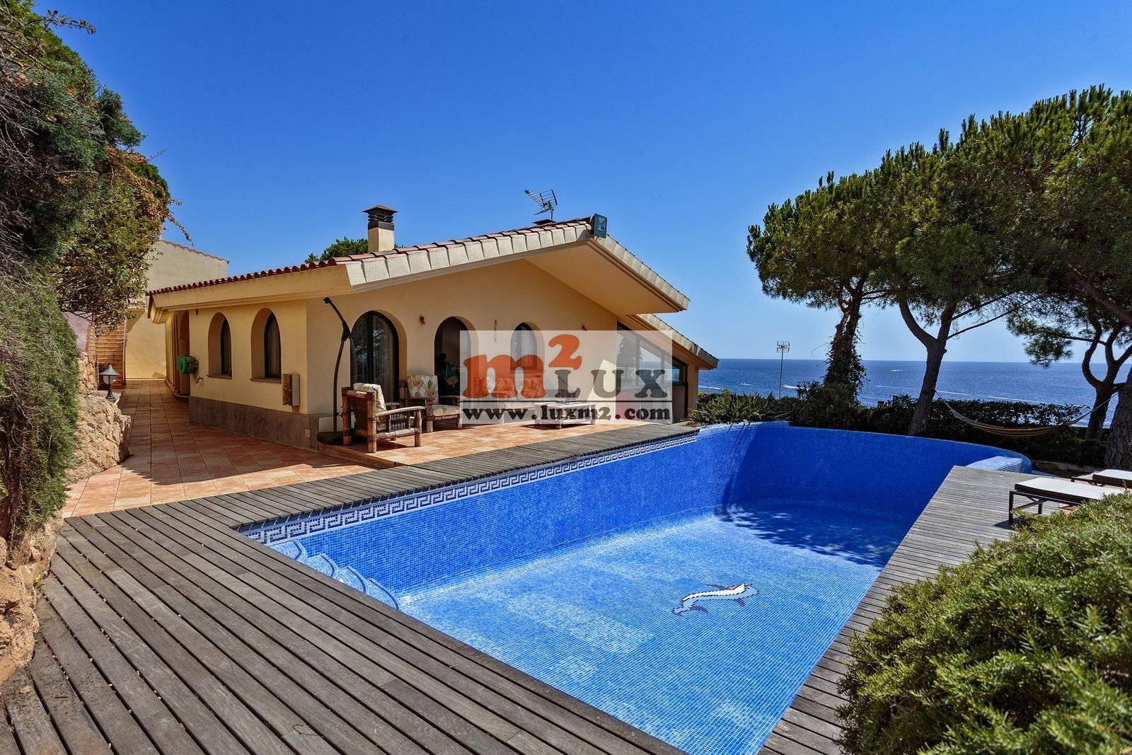 Vista exterior de Casa o xalet en venda en Sant Feliu de Guíxols amb Piscina, Moblat i Forn