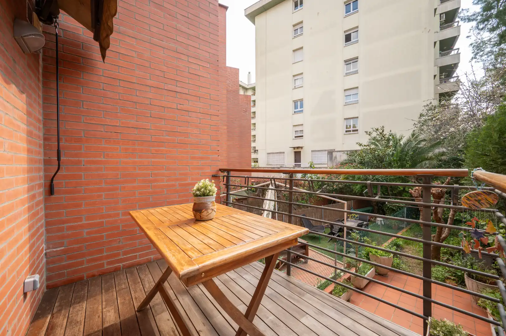 Terrasse von Einfamilien-Reihenhaus zum Verkauf in Sant Cugat del Vallès mit Klimaanlage, Heizung und Privatgarten