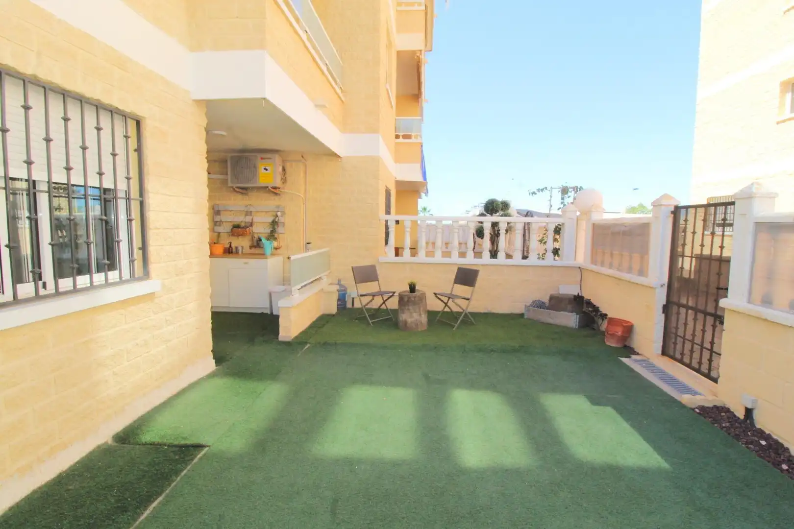 Jardí de Planta baixa en venda en Torrevieja amb Aire condicionat, Terrassa i Moblat