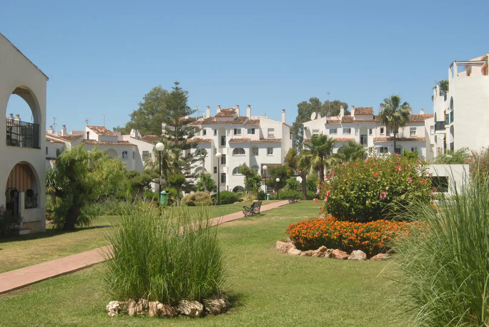 Vista exterior de Ático en venta en Estepona con Jardín privado y Piscina comunitaria