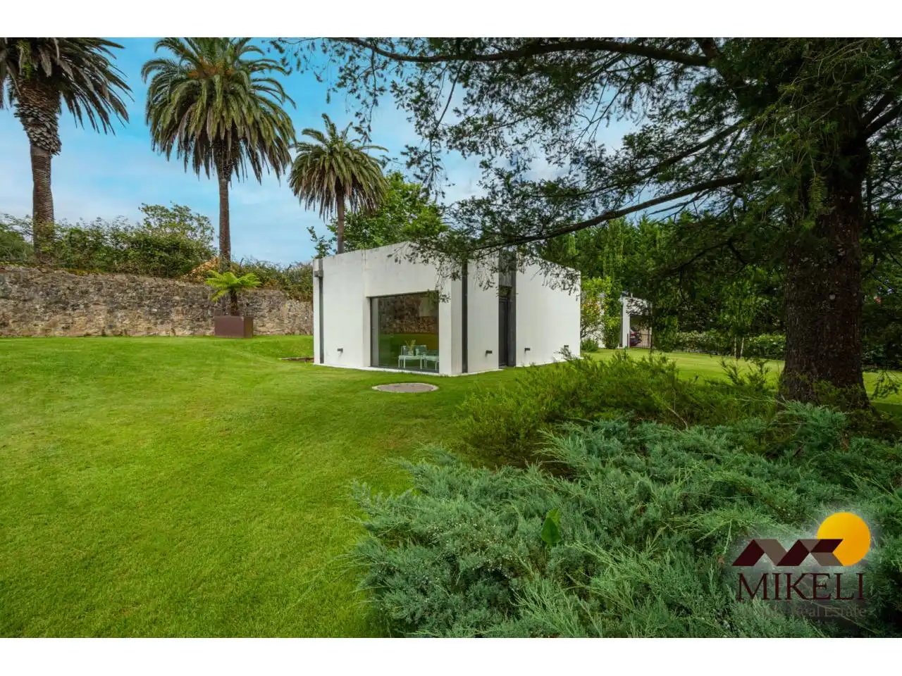 Vista exterior de Casa o xalet en venda en Medio Cudeyo amb Aire condicionat, Calefacció i Jardí privat