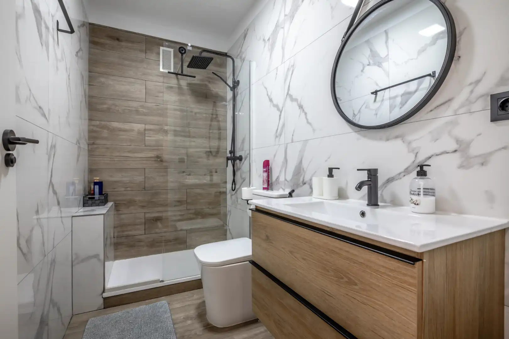 Badezimmer von Wohnungen zur Miete in Valencia mit Klimaanlage, Heizung und Parkett