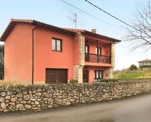 Außenansicht von Haus oder Chalet miete in Llanes mit Heizung, Privatgarten und Möbliert