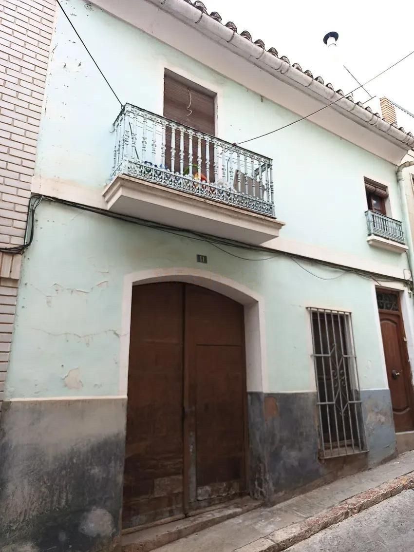 Vista exterior de Casa o xalet en venda en Llíria amb Traster, Moblat i Balcó