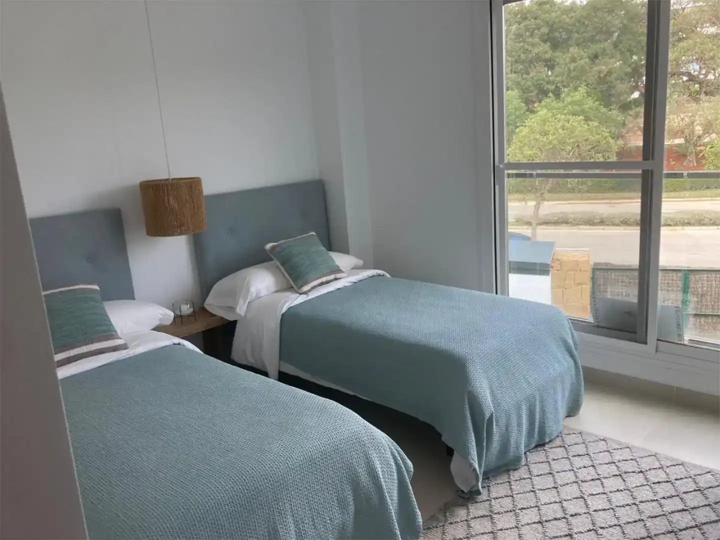 Schlafzimmer von Erdgeschoss zur Miete in Sotogrande mit Klimaanlage, Privatgarten und Schwimmbad