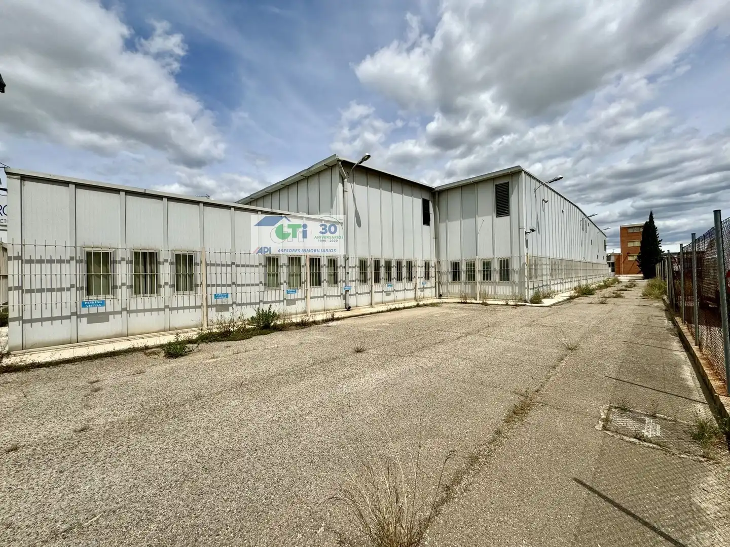 Vista exterior de Nau industrial en venda en Zaragoza