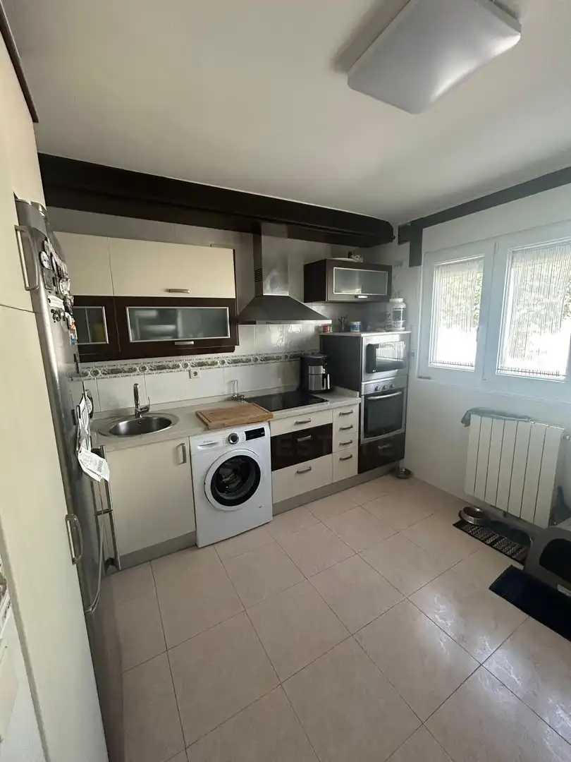 Cuina de Casa adosada en venda en San Andrés del Rabanedo amb Calefacció i Terrassa