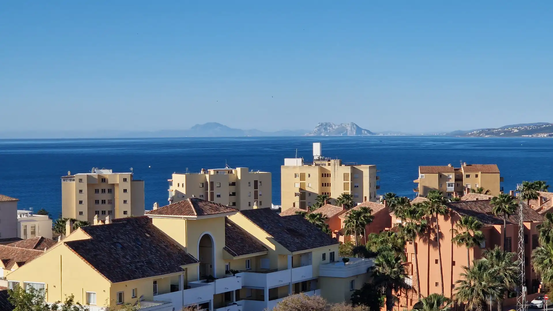 Vista exterior de Àtic en venda en Estepona amb Terrassa, Piscina i Piscina comunitària