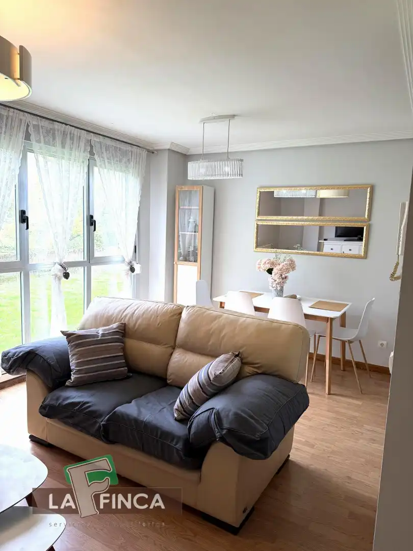 Living room of Flat for rent in Oviedo   with Heating, Parquet flooring and Furnished