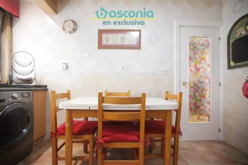 Comedor de Piso en venta en Basauri  con Calefacción, Amueblado y Balcón