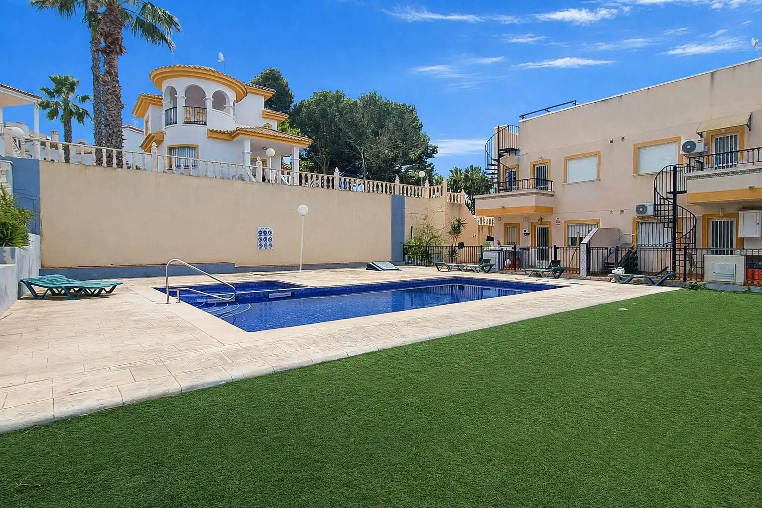 Piscina de Apartament en venda en Orihuela amb Jardí privat, Moblat i Balcó