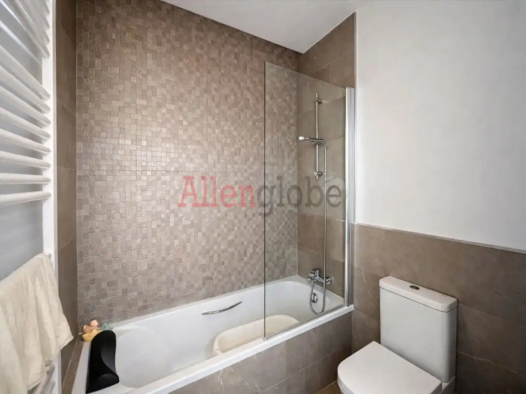 Badezimmer von Wohnung zum Verkauf in Oviedo  mit Heizung und Parkett